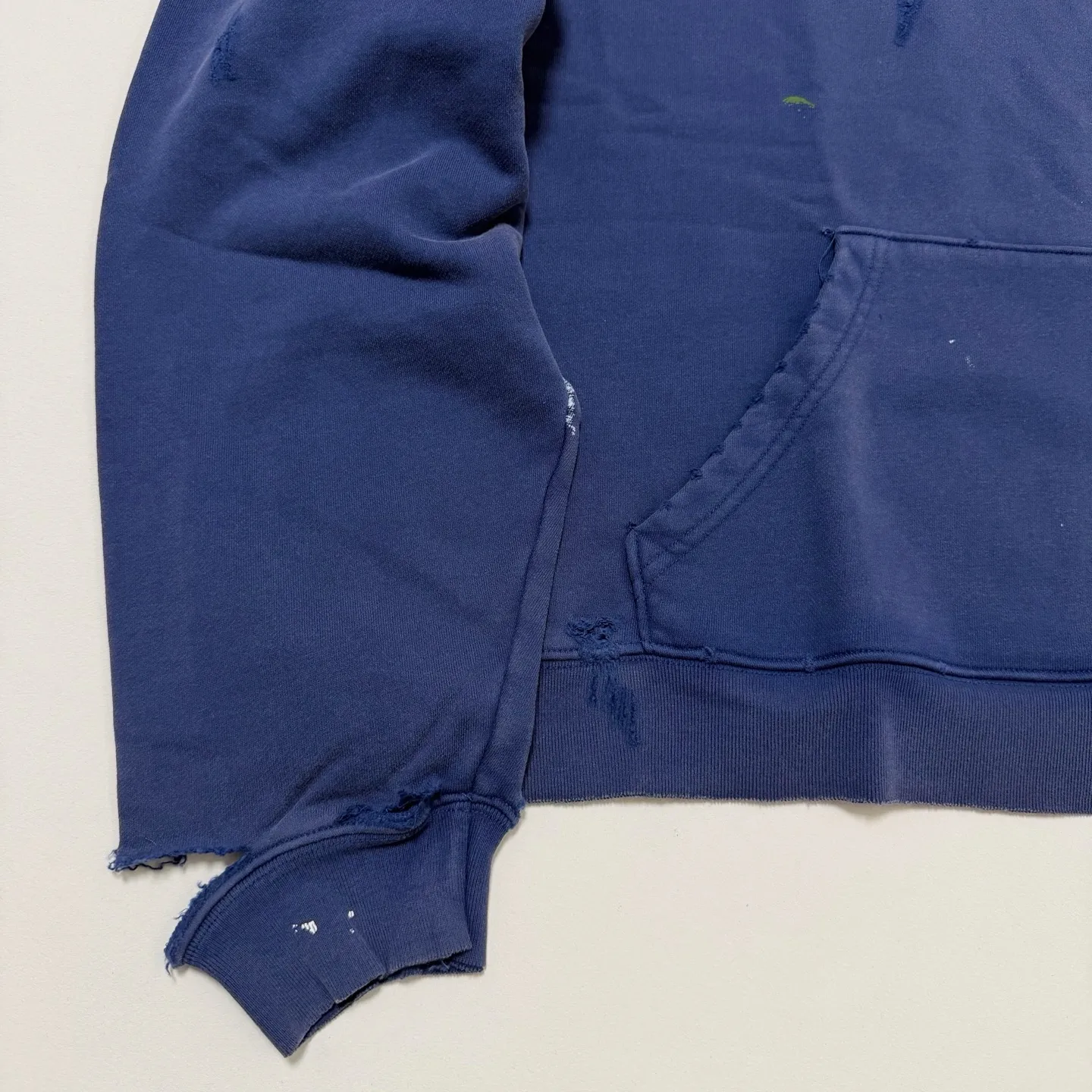 GALLERY DEPT. CHATEAU RANCH HOODIE/NAVY Horseshoe Winery Splash Ink Destroyed Hoodie Washed Blue S-XL Assute Reactive Dyes Ready-made Clothes Fade Process Post-Fry Color Processing Super Heavy and Cumbersome Too Many Cuts and Hanging Wormhole Destruction Process➕Hand-Splashed Ink Very Time-consuming and Labor-intensive Correct Version Original Main Mark➕Large Main Mark➕Yellow Wash Mark The original BOXY short and wide version has not been changed at all. God-cut. Authentic level printing process. Post-washing treatment to show natural aging effect.
